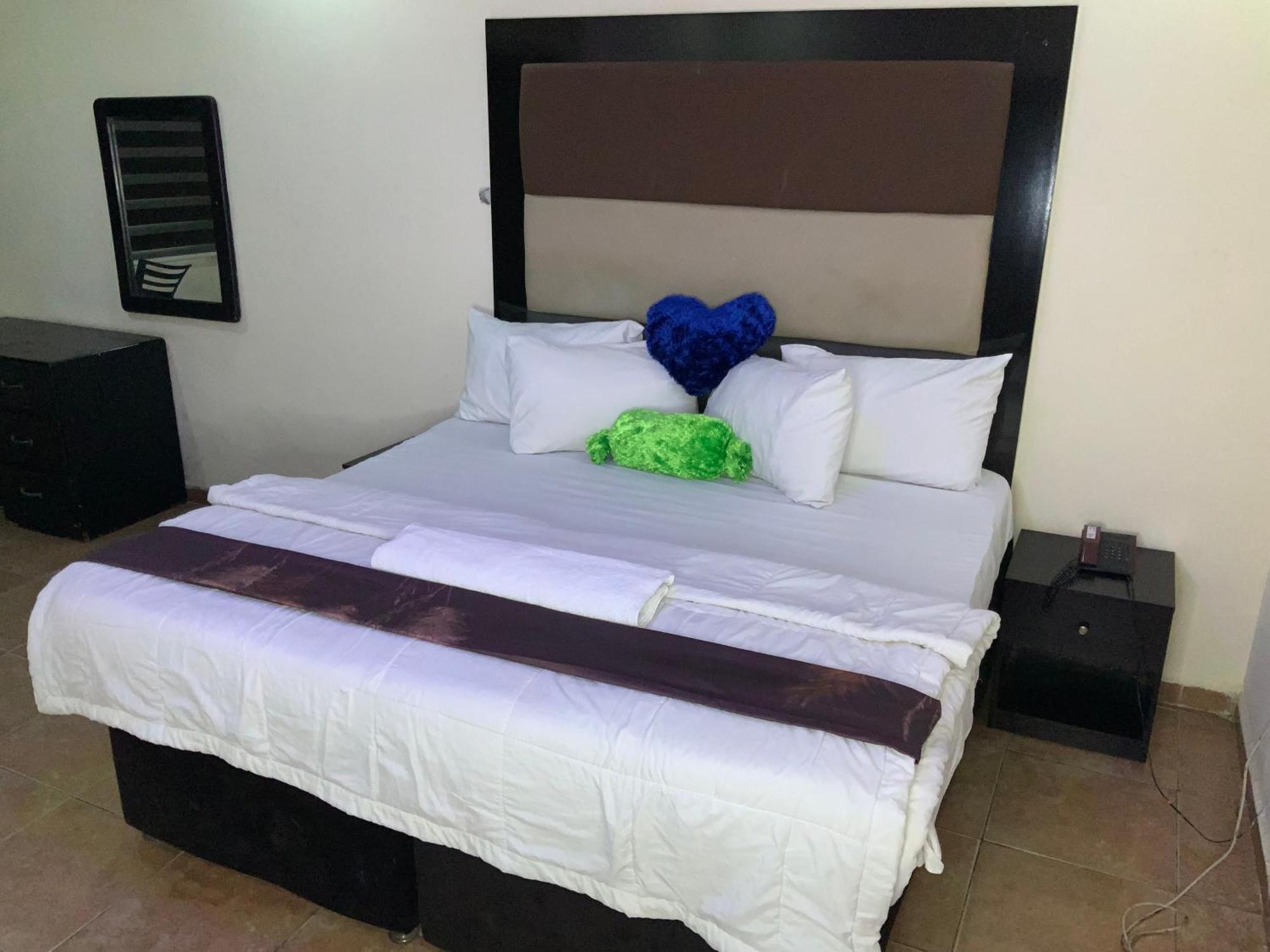 Senators Suites And Towers Hotel Omole Eksteriør billede