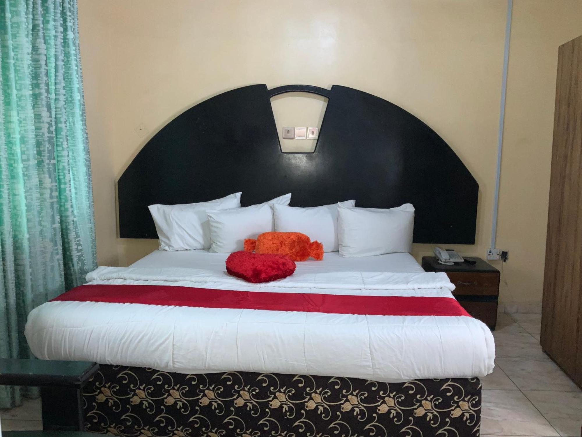 Senators Suites And Towers Hotel Omole Eksteriør billede