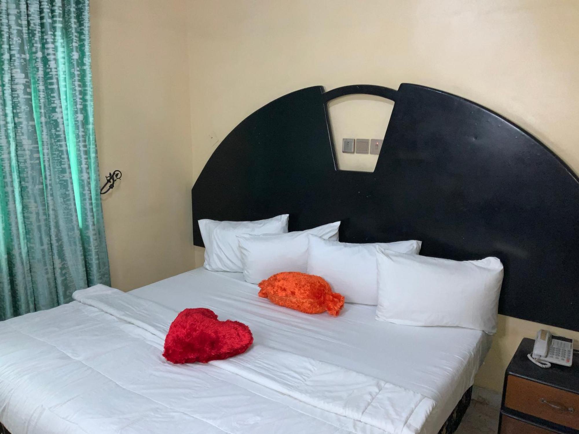 Senators Suites And Towers Hotel Omole Eksteriør billede