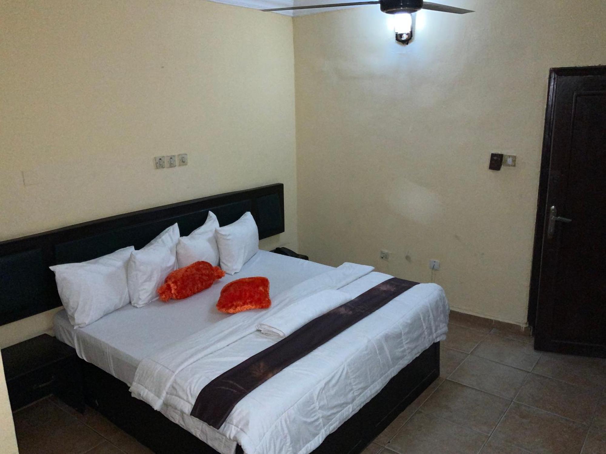 Senators Suites And Towers Hotel Omole Eksteriør billede