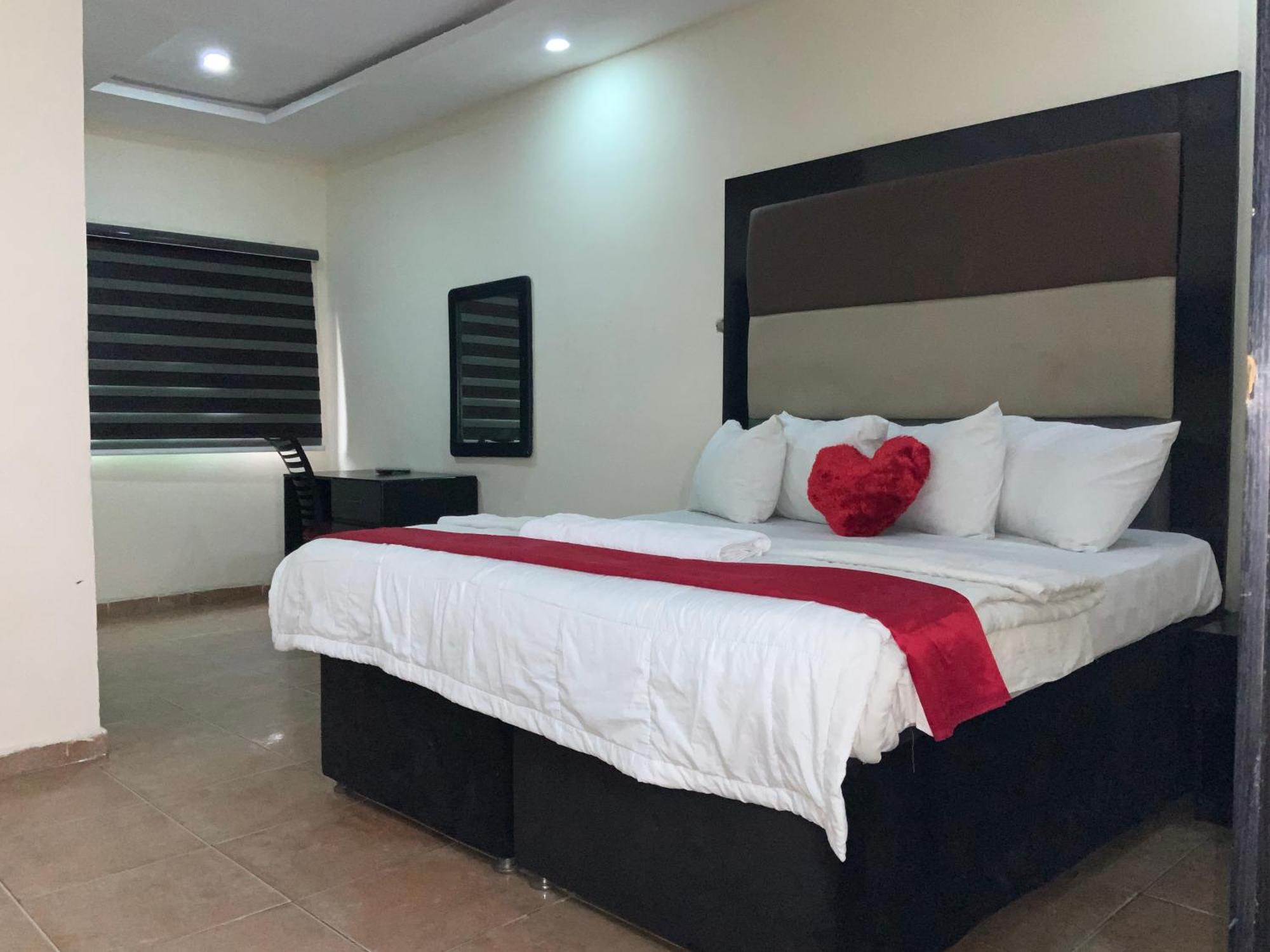 Senators Suites And Towers Hotel Omole Eksteriør billede